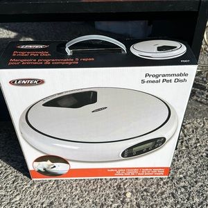 Automatic dog feeder